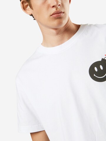 Mister Tee Koszulka 'Smiley Bomb' w kolorze biały