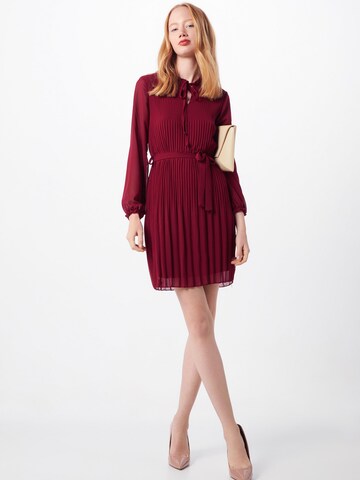 sarkans Mela London Kleita 'LONG SLEEVE PLEATED BELTED DRESS'