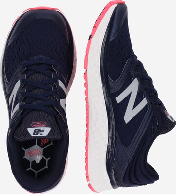 Chaussure de course new balance en bleu : sur le côté