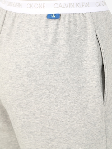 Calvin Klein Underwear Štandardný strih Pyžamové nohavice - Sivá