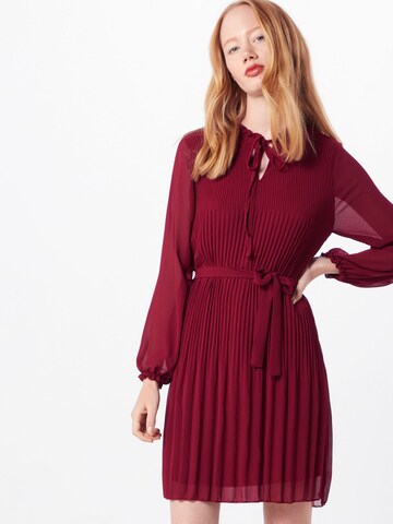 Robe 'LONG SLEEVE PLEATED BELTED DRESS' Mela London en rouge : devant