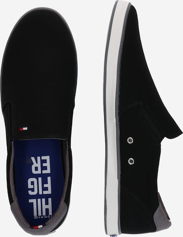 Slip on TOMMY HILFIGER en noir : sur le côté