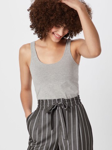 Top 'VMMaxi' di VERO MODA in grigio: frontale