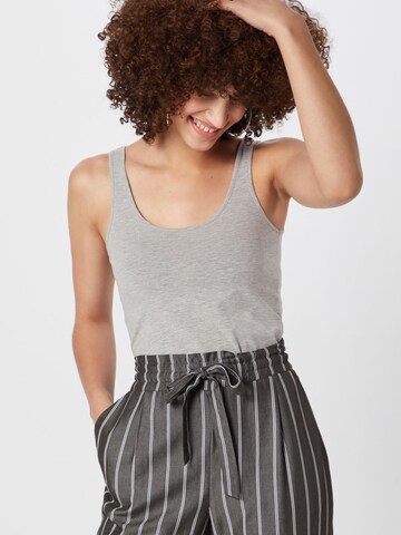 Top di VERO MODA in grigio: frontale