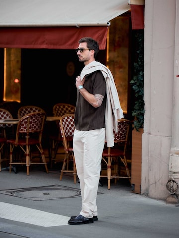 Brown Short Sleeve Shirt Look