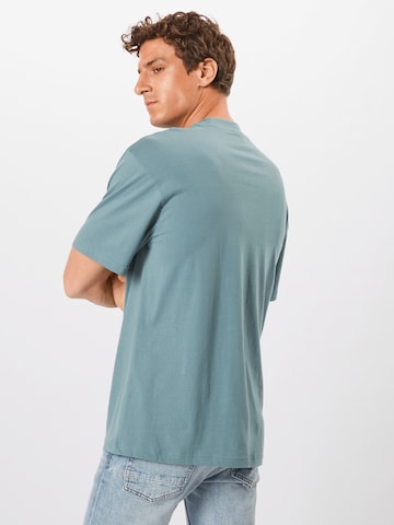 T-Shirt Urban Classics en bleu : derrière