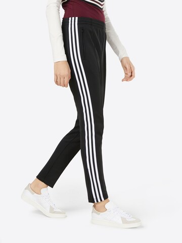 Coupe slim Pantalon ADIDAS ORIGINALS en noir : devant