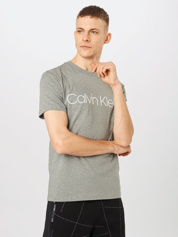 Calvin Klein Тениска в сиво: отпред