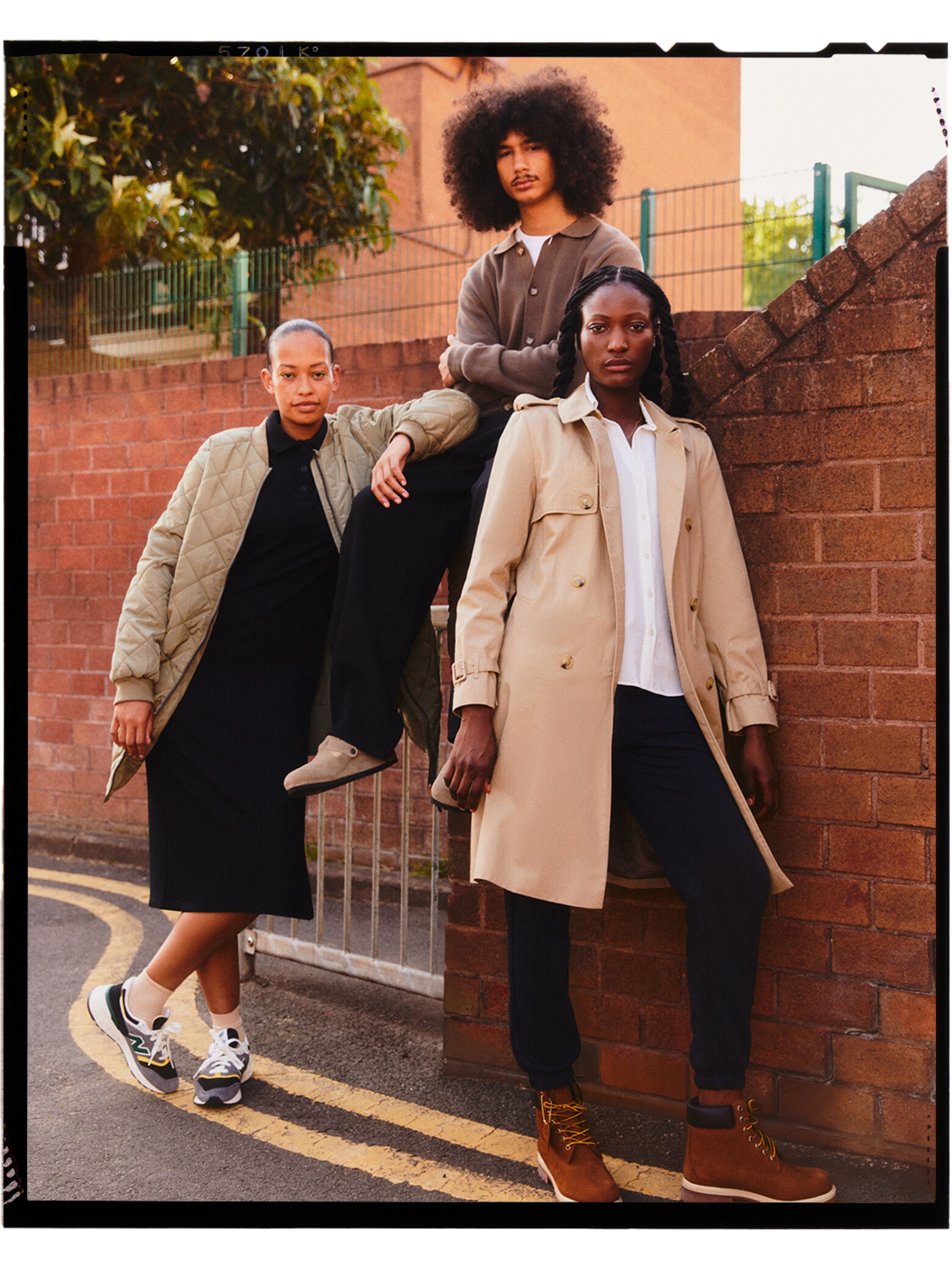 Mopesola - Classic Chic Trenchcoat Look