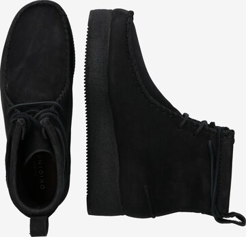 Ghete cu șireturi 'Wallabee Craft' de la Clarks Originals pe negru: lateral