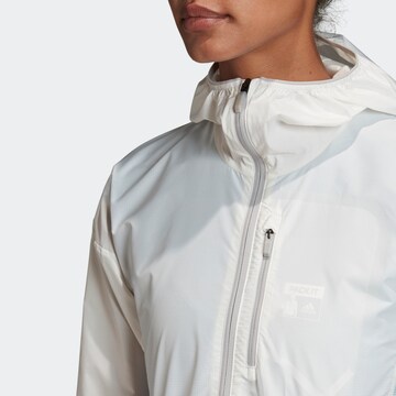 ADIDAS TERREX - Chaqueta de montaña en blanco