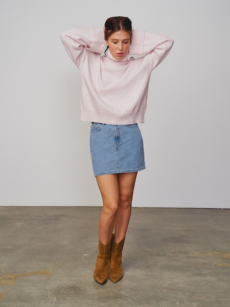 Millie Bobby Brown - Comfy Denim Skirt Look