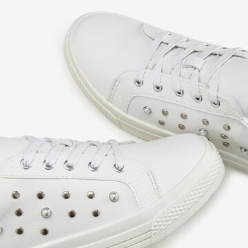 LASCANA Sneakers in White