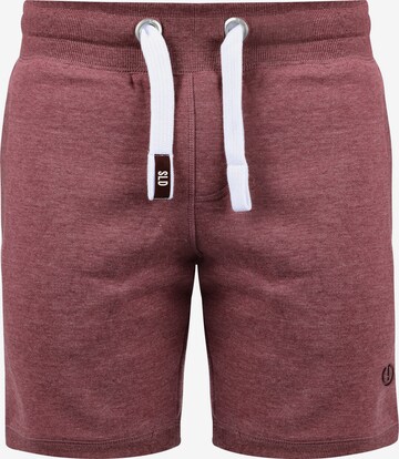 !Solid Regular Sweatshorts in Rot: predná strana