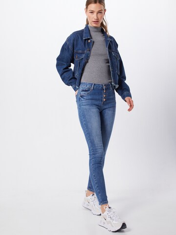 Coupe slim Jean 'Romina' Hailys en bleu