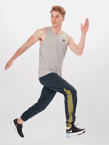 Nike Sportswear Klasický střih Tričko – šedá