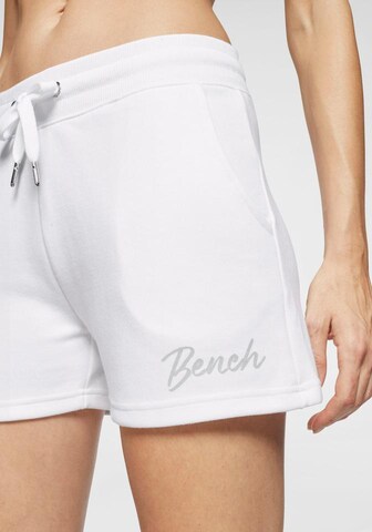 BENCH Pyjamashorts in Weiß