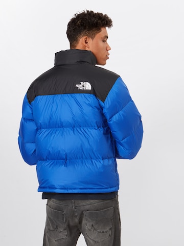 THE NORTH FACE - Ajuste regular Chaqueta de invierno '1996 Retro Nuptse' en azul: atrás