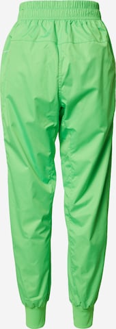 Tapered Pantaloni di Nike Sportswear in verde