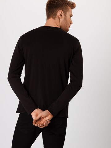 Coupe regular T-Shirt Key Largo en noir : derrière