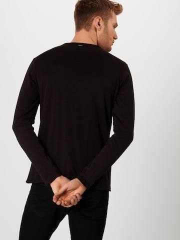 Coupe regular T-Shirt Key Largo en noir : derrière