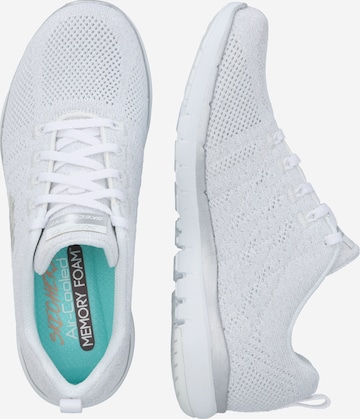 Baskets basses SKECHERS en blanc