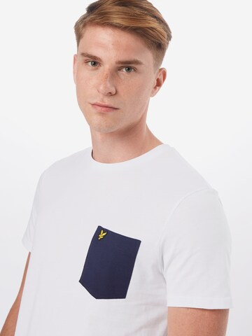 Lyle & Scott Koszulka 'Contrast Pocket' w kolorze biały