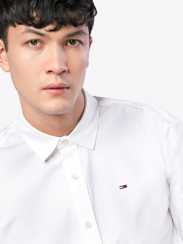 Tommy Jeans - Ajuste estrecho Camisa en blanco