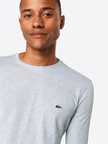 LACOSTE Тениска в сиво