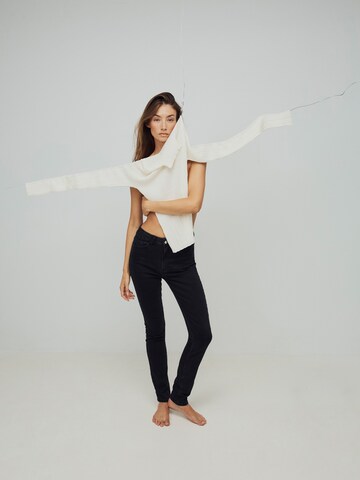 Minimalistic Black & White Look by RÆRE
