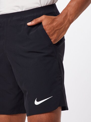 NIKE Regular Sportshorts in Schwarz