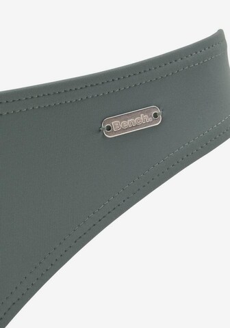 Slip costum de baie 'Pitch' de la BENCH pe verde