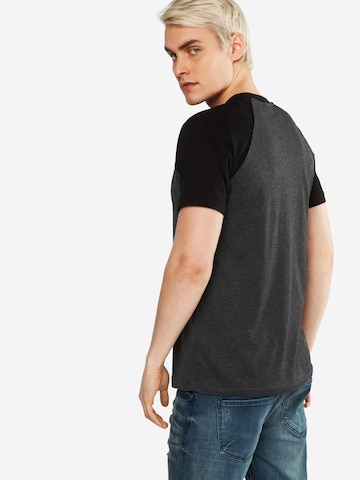 T-Shirt Urban Classics en gris : derrière