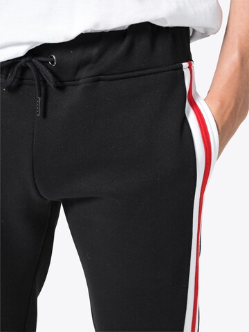 Tapered Pantaloni di Urban Classics in nero