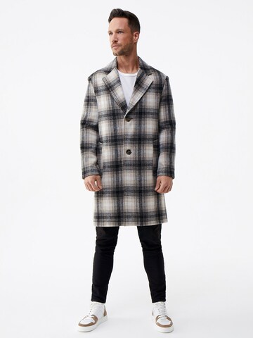 DAN FOX APPAREL Between-Seasons Coat 'Rafael' in Black