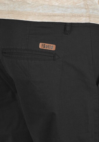 !Solid Regular Chinohose 'Thement' in Schwarz