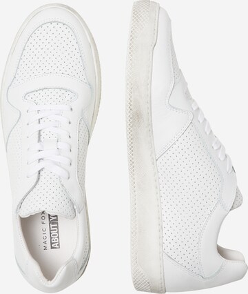 Baskets basses 'Daniel' DAN FOX APPAREL en blanc