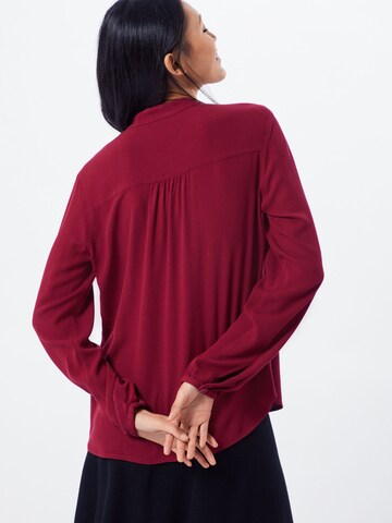 QS Blouse in Rood: terug