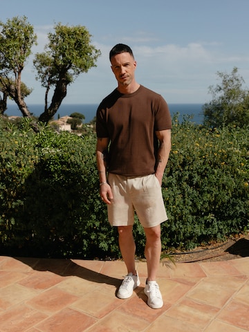 Brown T-Shirt & Linen Shorts Look