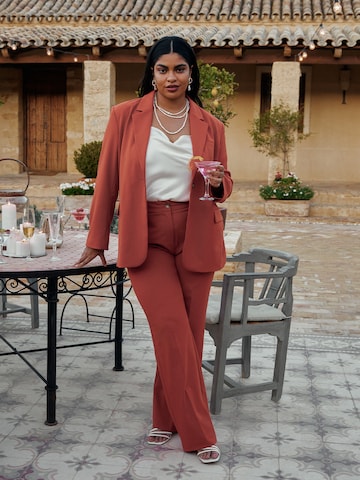 Chic Rusty Red Suit Look