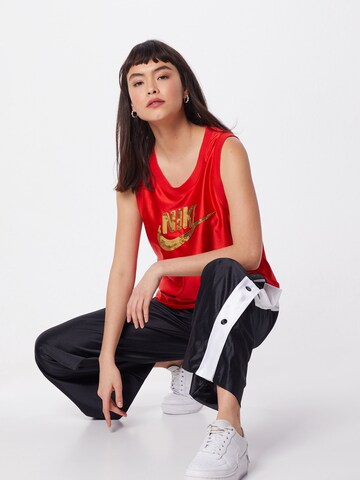 Top de la Nike Sportswear pe roșu