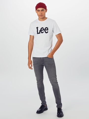 Lee جينز مضبوط قميص 'Wobbly Logo Tee' بلون أبيض
