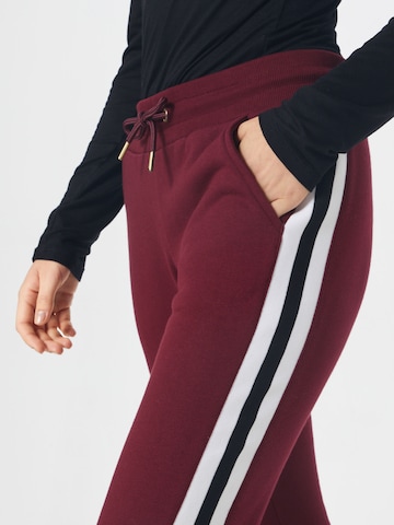 Urban Classics - Tapered Pantalón en rojo