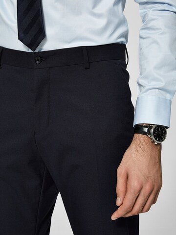 Coupe slim Pantalon à plis 'Mylologan' SELECTED HOMME en bleu