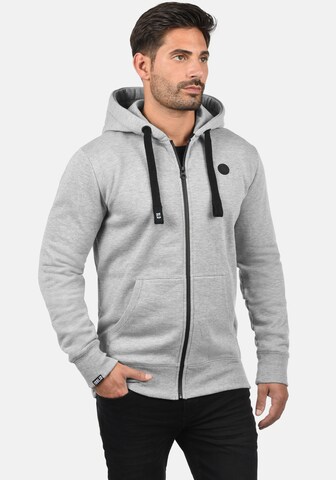 !Solid Sweatjacke in Grau: Vorderseite