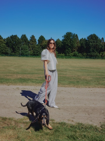White Blouse And Pleated Pants Look