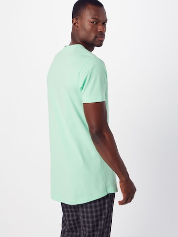 T-Shirt Urban Classics en vert : derrière