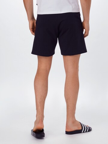 Degree Regular Shorts in Schwarz