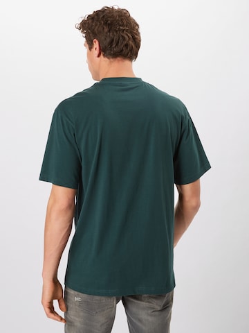 T-Shirt Urban Classics en vert : derrière