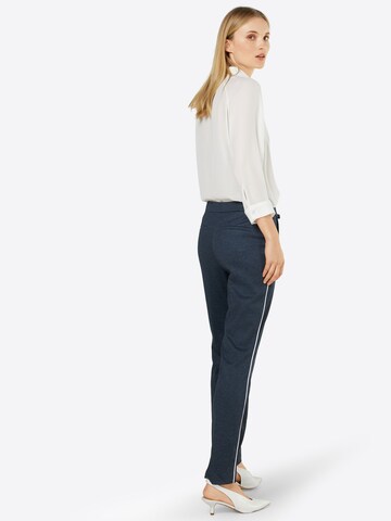 Regular Pantalon à plis COMMA en bleu : derrière